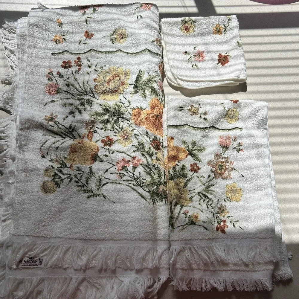 vintage cannon bath towels Lot. 5 brown and yellow floral. New.‎ Never used.